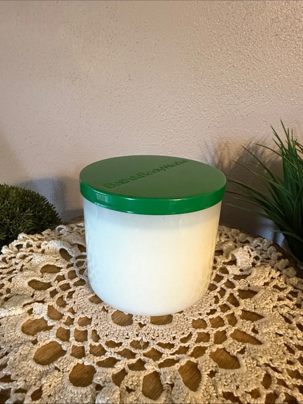 Bath & Body Works Vanilla Bean Noel Candle — Green & White - Picture 2 of 4